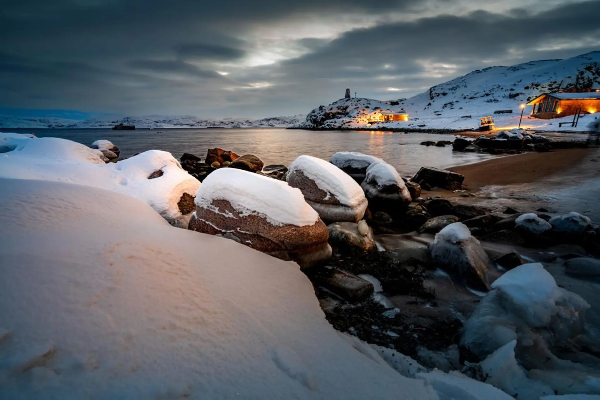Ngủ lều kính Murmansk: 5 trải nghiệm ngắm cực quang ở Nga