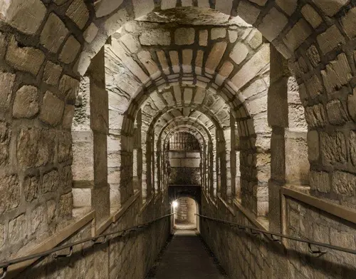 Paris Catacombs 2026: 5 điều đáng khám phá sau cải tạo mùa Halloween