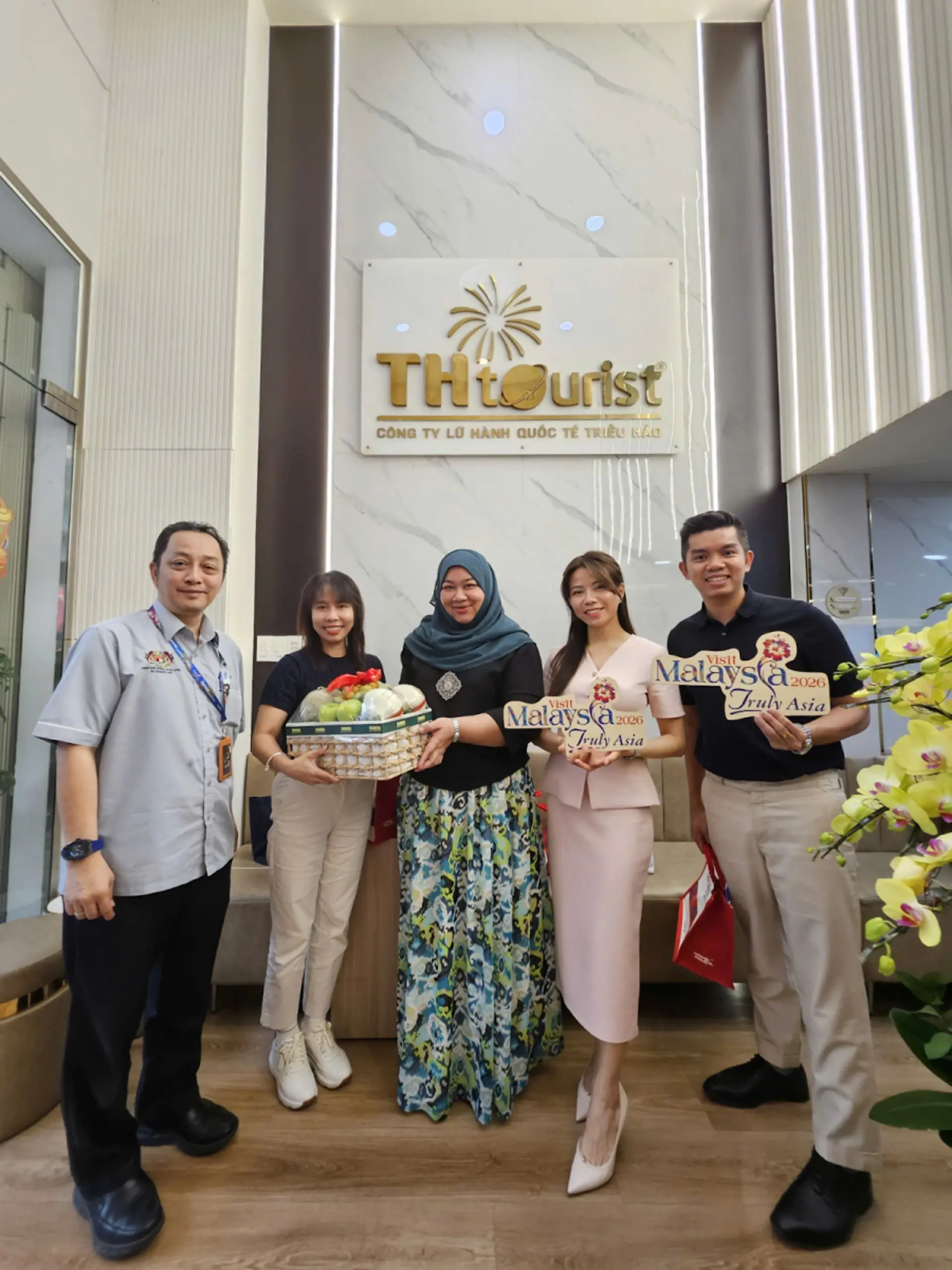 Du Lịch Triều Hảo Hân Hạnh Đón Tiếp Đại Diện Tổng Cục Du Lịch Malaysia Đến Thăm Và Tặng Quà