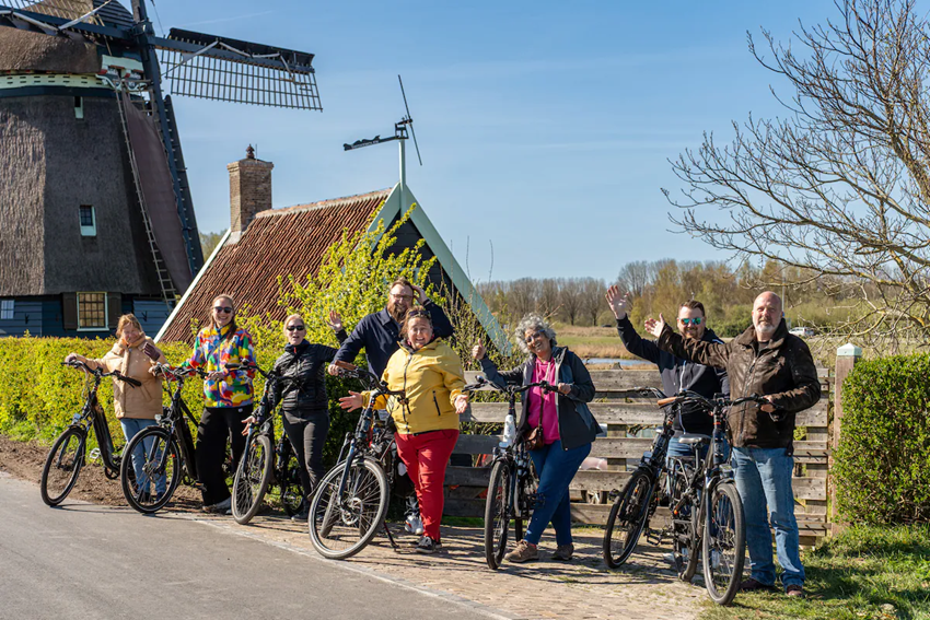 Đạp xe quanh Amsterdam mùa thu – Khám phá vẻ đẹp mùa lá vàng Châu Âu