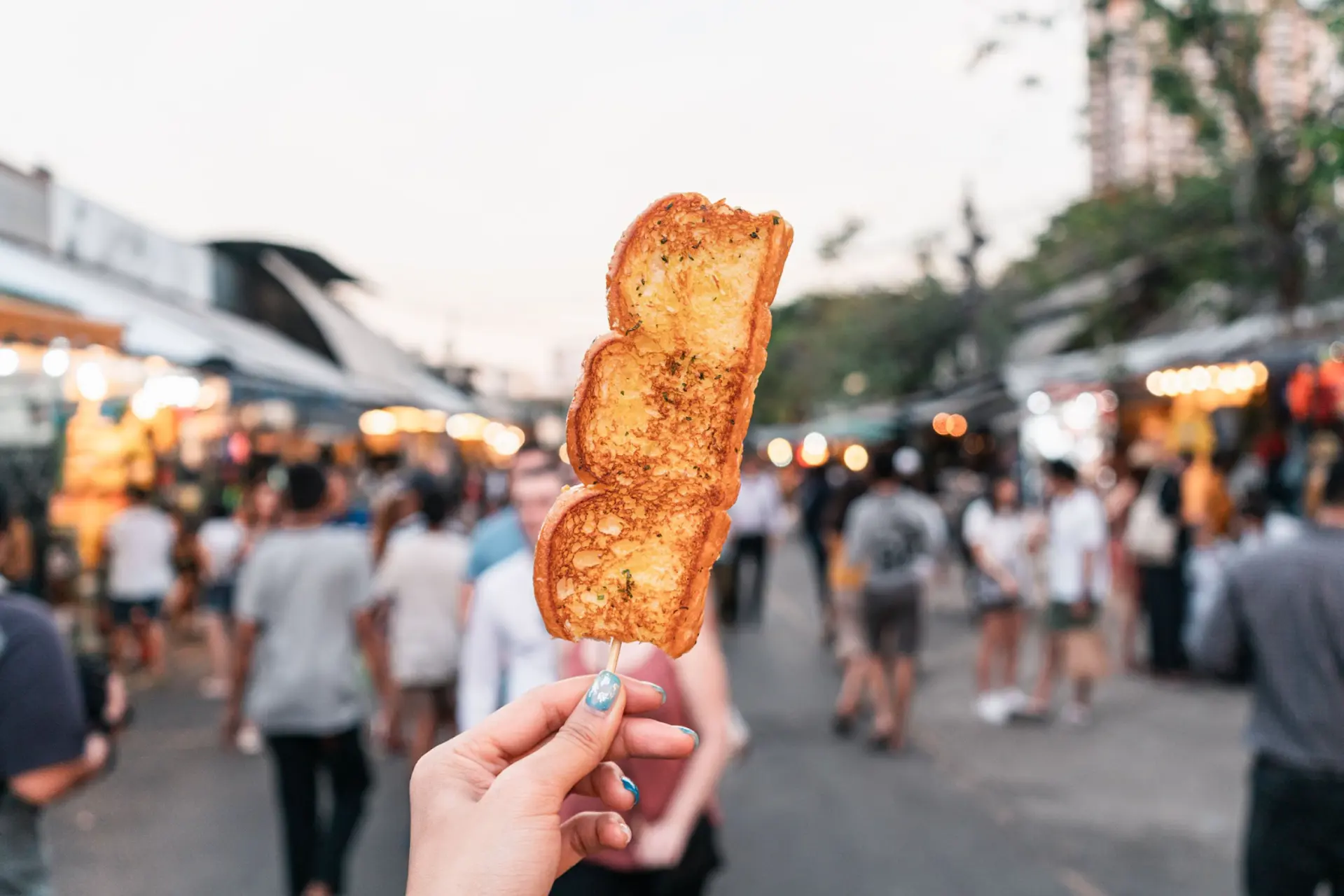 Ẩm Thực Đường Phố Bangkok: Hành Trình Vị Giác Không Thể Bỏ Lỡ