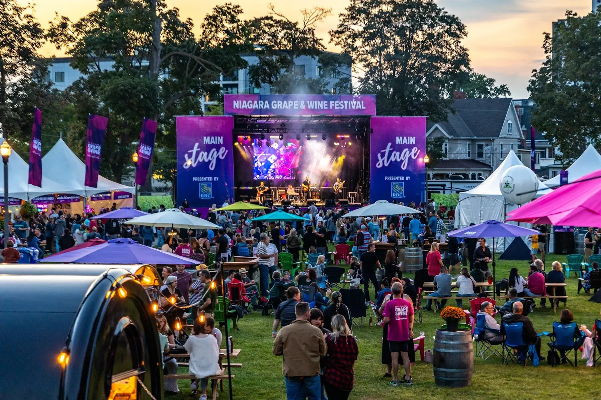 Lễ hội rượu vang Niagara 2025 | Thưởng thức hương vị nồng nàn giữa mùa thu Canada