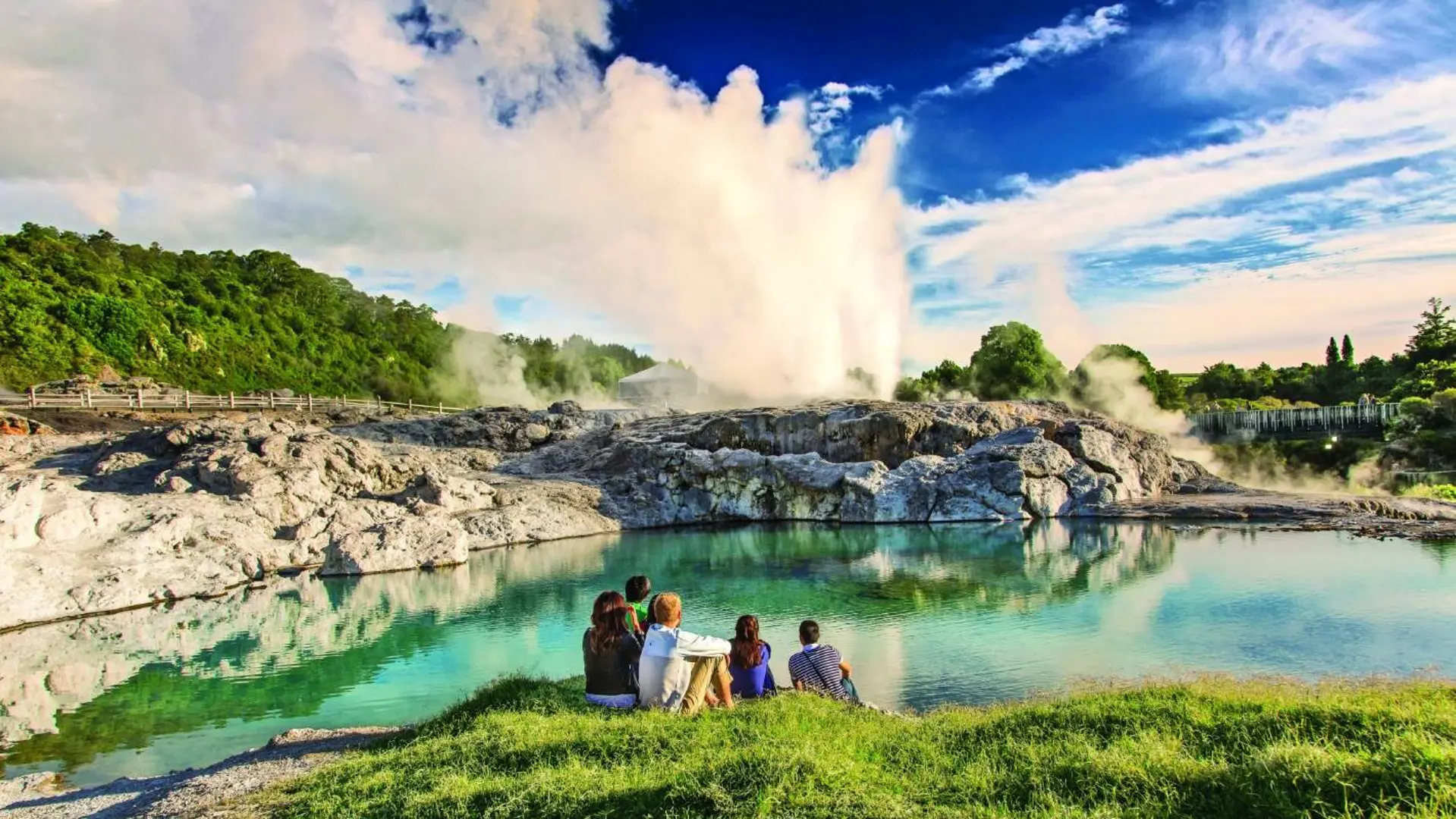 Hồ Rotorua New Zealand – Khám phá suối nước nóng & văn hóa Maori 2025